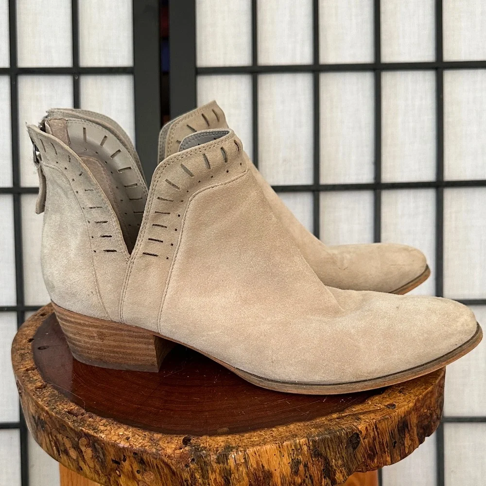 Caslon Soft Camel Colored Suede Ankle Booties Stacked Wooden Heel Size 9.5